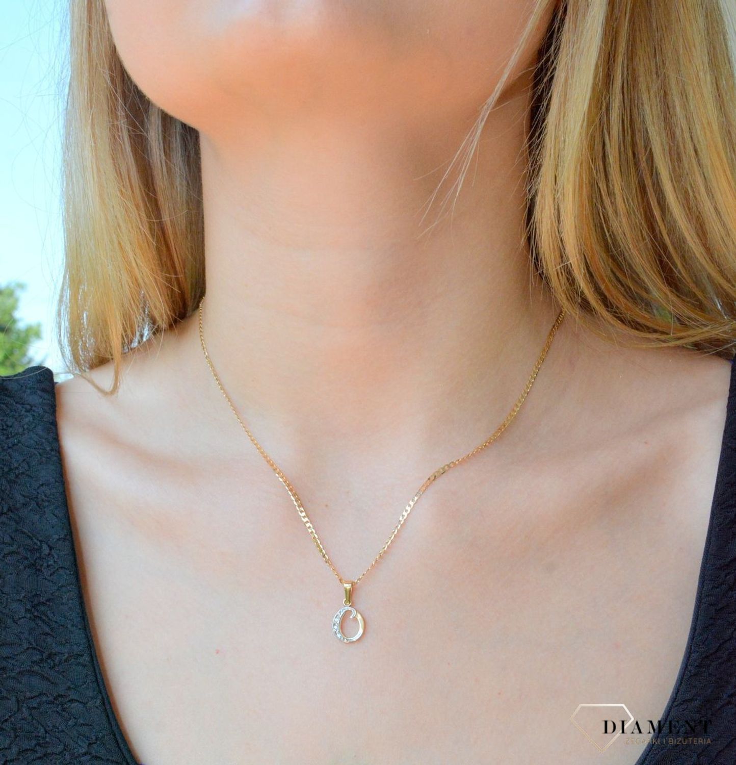 Złota zawieszka 585 literka O ozdobiona cyrkonią Z-98 O. Złoty wisiorek próby 585. Wisiorek literka z cyrkoniami. Zawieszka złota do łańcuszka literka N. Literka zawieszka idealny pomysł na prezent..jpg